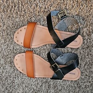 Mossimo Supply CO Tan and Black Sandals size 9